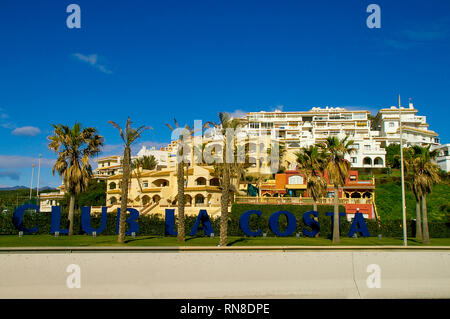 Club La Costa Resorts und Hotels in Marina del Sol, Phase 1, 2 und 3, Fuengirola, Spanien. CLC World, Costa del Sol Hotel. Blauer Himmel Stockfoto