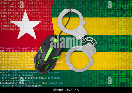 Togo Flagge und mit Handschellen gefesselt moderne Hintergrundbeleuchtete Computer Maus. Kreatives Konzept zur Bekämpfung der Computerkriminalität, Hacker und Produkt- und Dienstleistungspiraterie Stockfoto