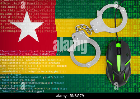 Togo Flagge und mit Handschellen gefesselt moderne Hintergrundbeleuchtete Computer Maus. Kreatives Konzept zur Bekämpfung der Computerkriminalität, Hacker und Produkt- und Dienstleistungspiraterie Stockfoto
