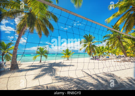 Volleyballnetz am tropischen Strand, karibische Meer. Punta Cana, Dominikanische Republik. Stockfoto