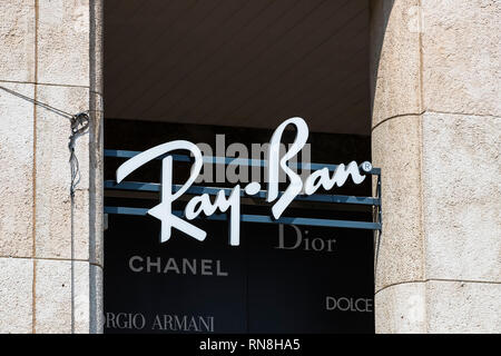 Mailand, Italien - 2 Juni, 2018: Logo der Ray-Ban-Store auf der Straße von Mailand in Italien. Stockfoto