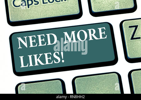 Handschrift text brauchen mehr Mag. Begriff Sinne Notwendigkeit zusätzlicher Anhänger soziales Netzwerk Tastatur Absicht computer Chaos zu erzeugen Stockfoto