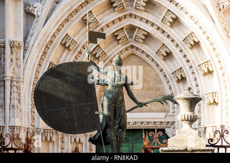 Glauben Statue vor der Tür des Prinzen von der Kathedrale von Sevilla Stockfoto