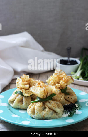 Taschen von Pfannkuchen mit Hering, serviert mit Kaviar, Sauerrahm und Dill auf einer hölzernen Hintergrund. Rustikaler Stil, selektiven Fokus. Stockfoto