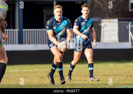 Coventry trägt Nick Newman konvertiert ein Versuch gegen West Wales Räuber bei Betfred Butts Park Arena in Liga eins. Lewis Mitchell. Stockfoto