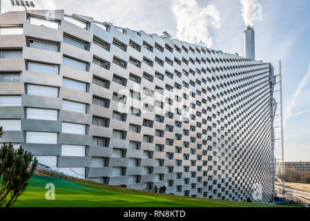 Eine 600 Meter lange Skipiste entlang einer futuristischen Verbrennungsanlage mit grossem Kamin in Kopenhagen, 16. Februar 2019 Stockfoto