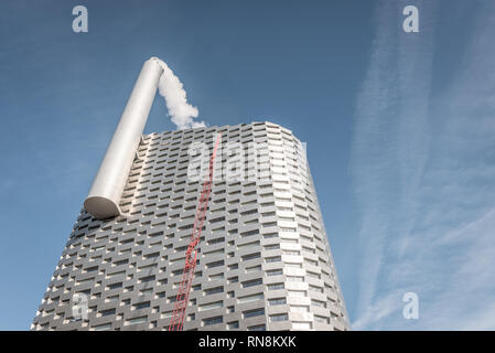 Danish Design eines futuristischen Verbrennungsanlage mit grossem Kamin und eine 600 Meter lange Skipiste am Dach, Kopenhagen, 16. Februar 2019 Stockfoto