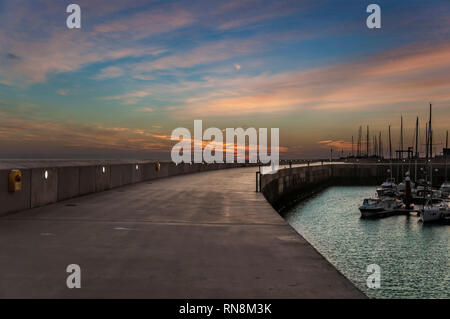 Morgen in der Marina am Rande des Meeres. Stockfoto