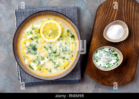 Blick von oben auf die traditionelle russische Sommer kefir oder Joghurt kalte Suppe mit Gemüse Okroshka genannt. Stockfoto