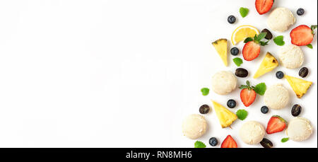 Beeren und Eis Muster auf weißem Hintergrund. Sommer Konzept. Flach, Ansicht von oben Stockfoto