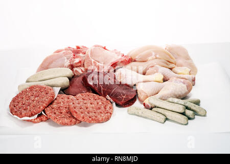 Rohes Fleisch. Verschiedene Arten von rohem Schweinefleisch, Hühnchen und Rindfleisch und Würstchen Stockfoto