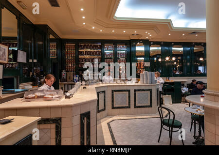 Innenraum der typische Chocolatería San Ginés, Schokolade Cafe, Pasadizo de San Ginés,, Madrid, Spanien Stockfoto