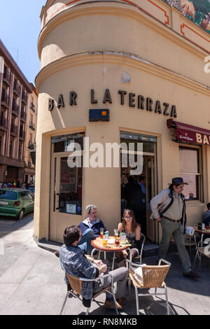 Menschen außerhalb der Bar La Terraza in Plaza de Puerta cerrada, Cava Baja, Madrid, Spanien Stockfoto