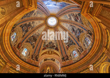 Kuppel mit Gemälden von José Marcelo Contreras in der Basilika von San Francisco El Grande, Madrid, Spanien Stockfoto
