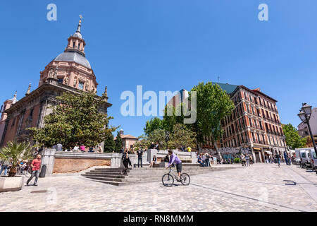 Menschen außerhalb der St. Andrew's Church, Iglesia de San Andrés Apostol in Plaza de San Andrés, Madrid, Spanien Stockfoto