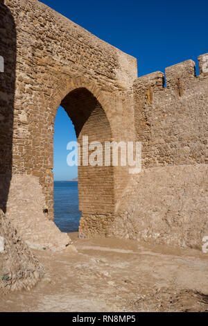 Mauern der alten portugiesischen Festung (Burg) Dar El Bahar mit einem Bogen Tor. An der Küste des Atlantik in Safi, Marokko. Helle Stockfoto