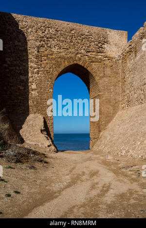 Mauern der alten portugiesischen Festung (Burg) Dar El Bahar mit einem Bogen Tor. An der Küste des Atlantik in Safi, Marokko. Helle Stockfoto