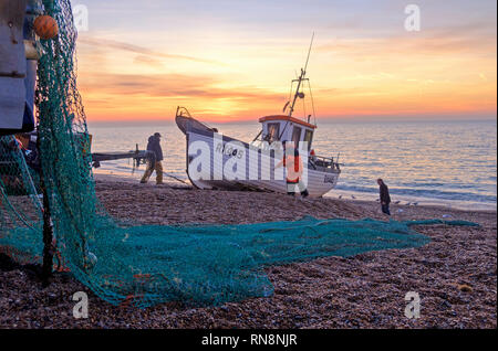 Hastings, East Sussex, UK. Hastings Fischerboot, bei Sonnenaufgang ins Leben gerufen. Hastings hat den größten Strand-Fischereiflotte in Europa. Stockfoto