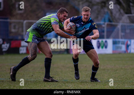 Coventry trägt Nick Newman konvertiert ein Versuch gegen West Wales Räuber bei Betfred Butts Park Arena in Liga eins. Lewis Mitchell. Stockfoto