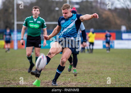 Coventry trägt Nick Newman konvertiert ein Versuch gegen West Wales Räuber bei Betfred Butts Park Arena in Liga eins. Lewis Mitchell. Stockfoto