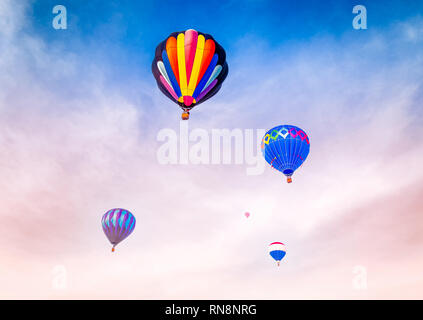 Gruppierung von Heißluftballons gegen den blauen Himmel. Stockfoto