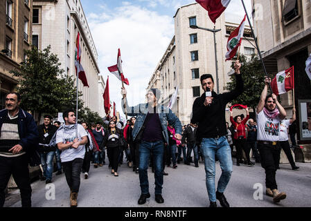 Ein Demonstrator beobachtet, als er auf einem Mikrofon, während auf der Straße während des Protestes marschieren. Bürger marschierten durch Beirut in einem Protest gegen die wirtschaftliche Ungleichheit und erschreckende Mangel an grundlegenden öffentlichen Dienstleistungen im Libanon. Aufruf für eine nicht-säkularen Regierung Struktur, effiziente öffentliche Dienstleistungen und ein Ende der Korruption, sagen Sie, dass Sie alle zwei Wochen kommen zur friedlichen Druck auf einem Status quo, unerträglich für zu lang wurde. Beirut, Libanon. Stockfoto