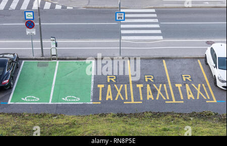 Leere Parkplätze für Taxis und Elektroautos - Koper, Slowenien Stockfoto