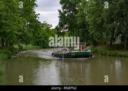 Carcassonne, Frankreich; Juni 2017: Blick auf ein Boot auf dem Canal du Midi in der Nähe von Carcassonne. Weltkulturerbe Stockfoto