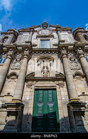 Pontevedra, Galicien, Spanien; September 2018: Türme und Fassade von San Bartolome barocke Kirche in Pontevedra Stadt Stockfoto