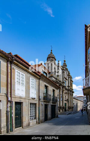 Pontevedra, Galicien, Spanien; September 2018: Türme und Fassade von San Bartolome barocke Kirche in Pontevedra Stadt Stockfoto