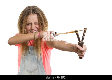 Naughty ziemlich Heiter jugendlich Mädchen mit Slingshot, weiß isoliert Hintergrund. Stockfoto