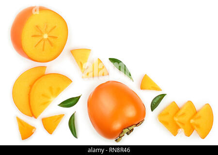 Persimmon Scheibe mit Blättern auf weißem Hintergrund mit Kopie Platz für Ihren Text isoliert. Ansicht von oben. Flach Muster Stockfoto