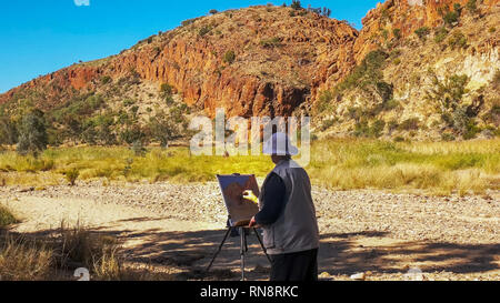 Ein Künstler malt Glen Helen Gorge in den west macdonnell Ranges in der Nähe von Alice Springs. Stockfoto