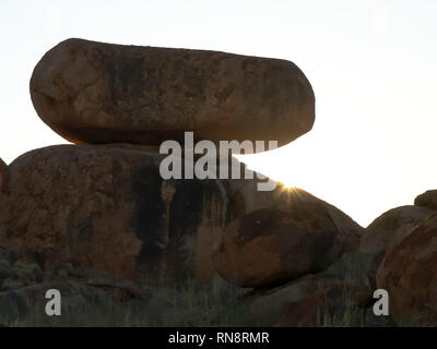 Die Sonnen strahlen über eine ungewöhnliche Felsen marmoriert des Teufels in Australien erscheinen Stockfoto
