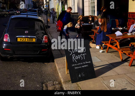 Ein Zeichen wirbt für eine Sonntagsbraten außerhalb einer öffentlichen Haus (Kneipe) in Primrose Hill in London. Stockfoto