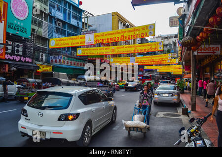 Bangkok, Thailand, geschäftigen rush hour city Street mit vielen Schilder und Banner im Hintergrund, Chinatown, Tuk Tuk. Stockfoto