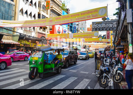 Bangkok, Thailand, geschäftigen rush hour city Street mit vielen Schilder und Banner im Hintergrund, Chinatown, Tuk Tuk. Stockfoto