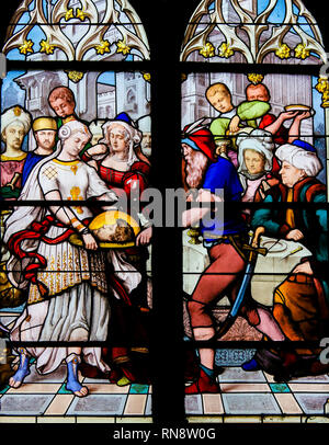 Glasmalereien in der Kirche von St. Severin, Latin, Paris, Frankreich, mit Salome und der Kopf des Hl. Johannes des Täufers auf einer Platte Stockfoto