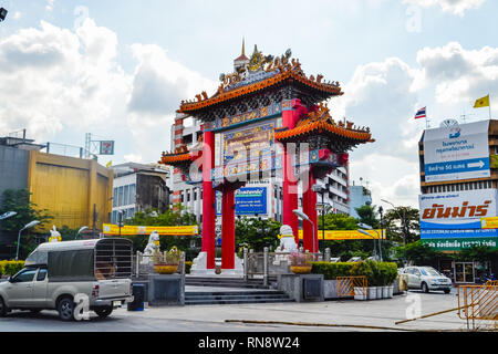 Bangkok, Thailand, geschäftigen rush hour city Street mit vielen Schilder und Banner im Hintergrund, Chinatown, Tuk Tuk. Stockfoto