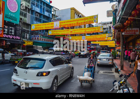 Bangkok, Thailand, geschäftigen rush hour city Street mit vielen Schilder und Banner im Hintergrund, Chinatown, Tuk Tuk. Stockfoto