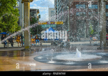 Touristen und Einheimische genießen Sie einen Sommer Tag an der Riverfront Park in Spokane, Washington, wie Sie um die Rotary Brunnen sitzen und das Wasser der Watch Stockfoto