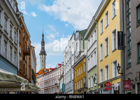 Der Turm und die Turmspitze der Tallinner Rathaus erhebt sich über einem typischen mittelalterlichen, malerischen Straße voller Cafés und Hotels in der Altstadt Tallinn Estland Stockfoto