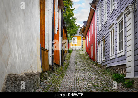 Eine malerische, bunte Stein Gasse im mittelalterlichen Dorf von Porvoo, Finnland. Stockfoto