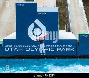 Einen männlichen Freeskier Landung in den Pool nach einem Probelauf im Utah Olympic Park Stockfoto