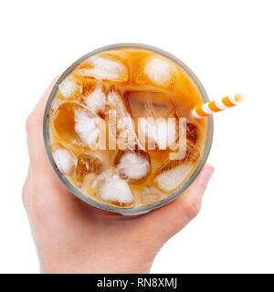 Ice latte oben Blick aus der Nähe auf weißem Hintergrund und Beschneidungspfade. Mit kopieren. Die Hand einer Frau hält ein Glas kalten Kaffee. Stockfoto