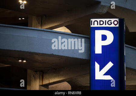 OTTAWA, Kanada - 10. NOVEMBER 2018: Indigo Logo Vor Ihren lokalen Parkplatz in Ottawa, Ontario. Indigo Park, ehemals Vinci Park ist ein französischer Soc Stockfoto