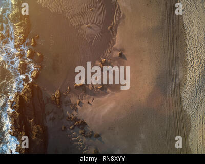 Strand Sand mit menschlichen Schritt Spuren auf Sonnenuntergang Antenne drone Ansicht Stockfoto