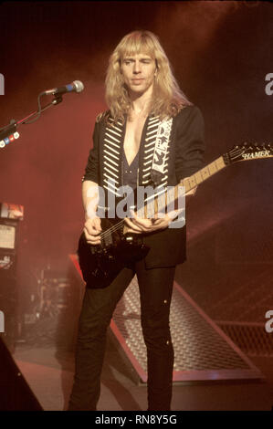 Damn Yankees Gitarrist Tommy Shaw ist dargestellt auf der Bühne während einer "live"-Konzert aussehen. Stockfoto