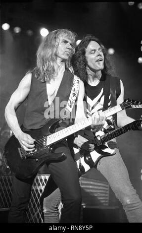 Damn Yankees Musiker Ted Nugent und Tommy Shaw dargestellt auf der Bühne während einer "live"-Konzert aussehen. Stockfoto