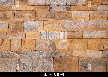 Textur der alten Mauern aus Natursteinen und Ziegeln Stockfoto